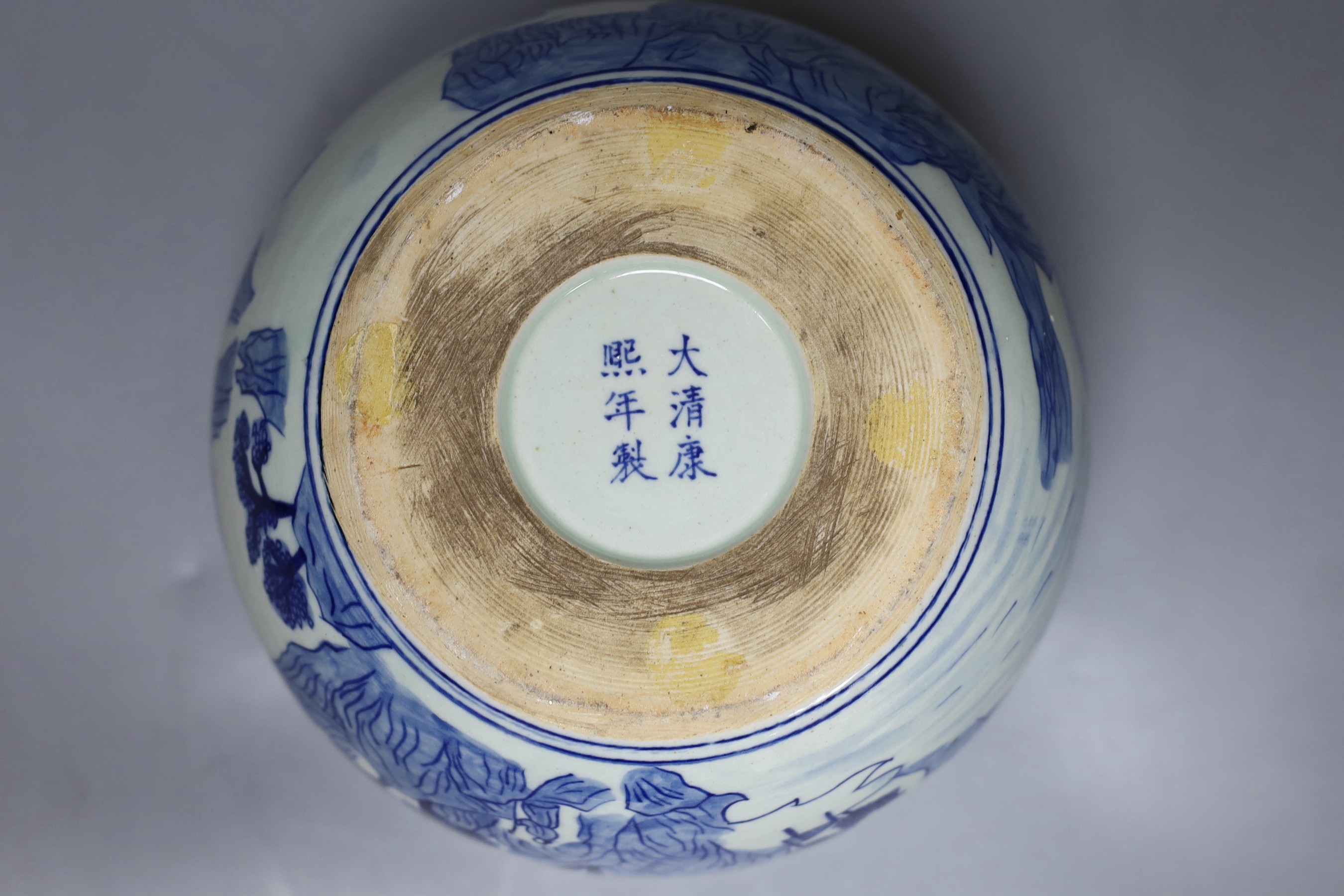 A late 19th century Chinese blue and white planter, 23cm diameter